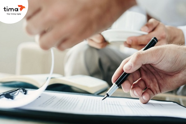 Người vay cần hiểu rõ điều khoản về lãi suất khi vay vốn